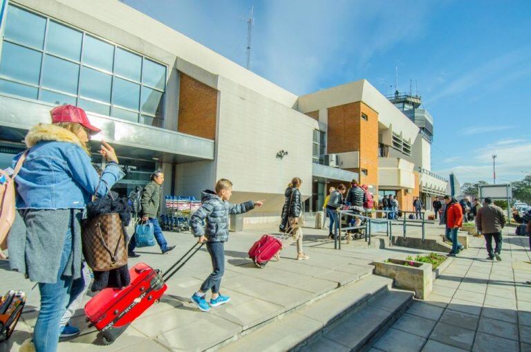 La oferta de vuelos aéreos económicos también posibilitó recortar el costo en traslado y el aeropuerto "Horacio Guzmán" tuvo intenso movimiento.