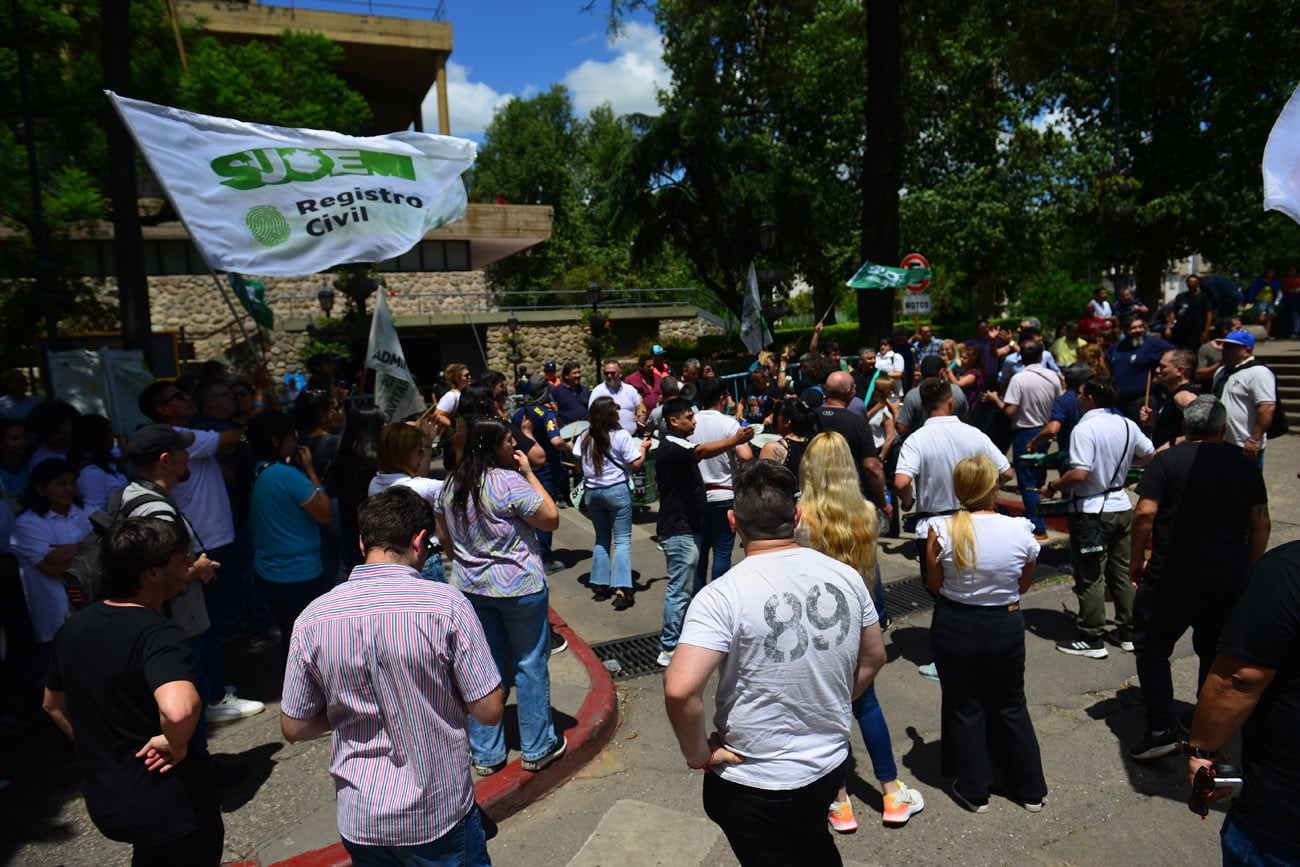 El Suoem realizó una asambllea frente al Palacio Municipal. (Nicolás Bravo / La Voz)