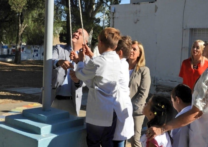 La senadora Julieta Centeno participa del izado del  pabellón en Bajo Hondo