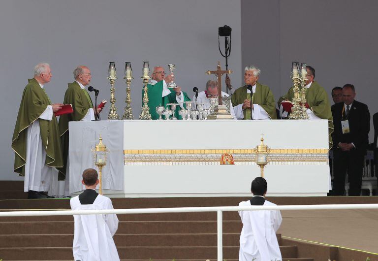 LIM226. LIMA (PERÚ), 21/01/2018. El papa Francisco (c) oficia la última misa en territorio peruano hoy, domingo 21 de enero del 2018, en la base aérea de las Palmas, en Lima (Perú). EFE/ Ernesto Arias