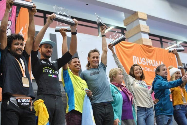 Jason Scharlb levantando el trofeo de campeón.