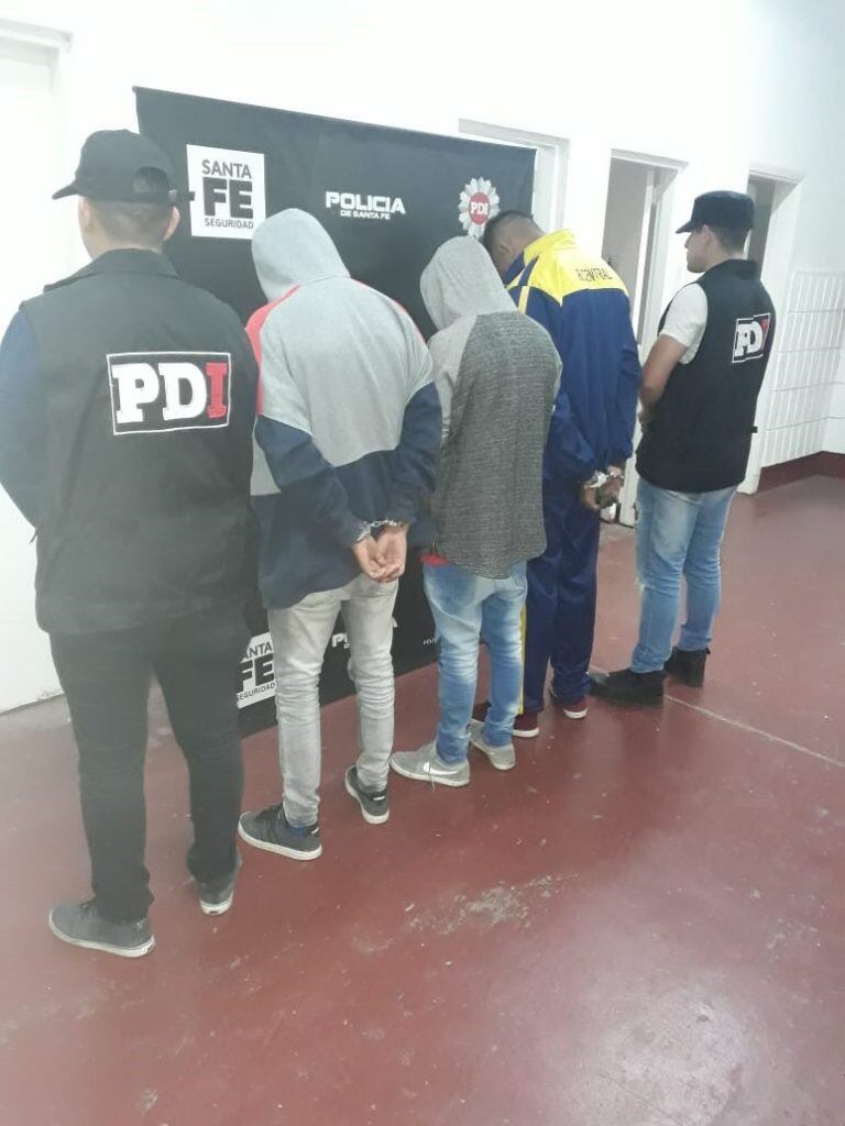 La PDI detuvo a los tres acusados tras un procedimiento de entrega controlada. (@minsegsf)