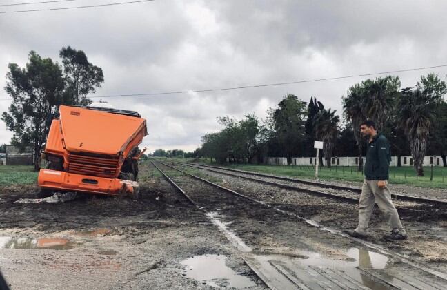 Camión destrozado por un tren en el acceso a San Lorenzo