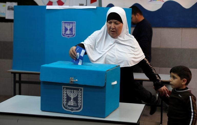 Una mujer árabe israelí ejerce su derecho al voto en las elecciones generales