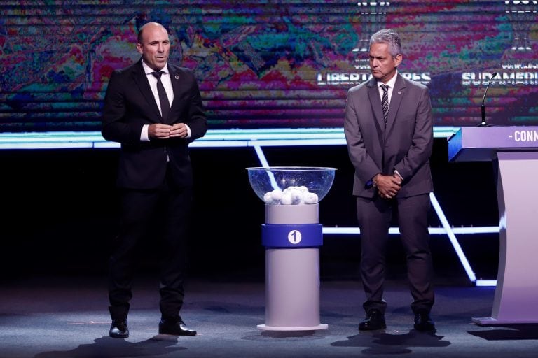 El director de desarrollo de la Conmebol Gonzalo Belloso habla junto al entrenador colombiano Reinaldo Rueda en la ceremonia de los sorteos de la Copa Libertadores y la Copa Sudamericana en sus ediciones de 2020 (Foto: EFE/Nathalia Aguilar)