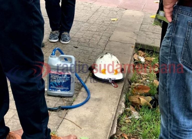 Hallaron un bidón con nafta cerca del lugar donde se desató el incendio. (Foto: Radio Sudamericana)