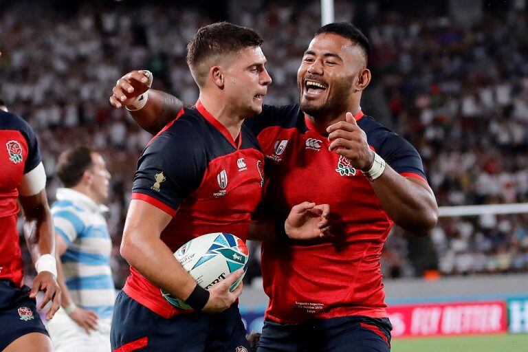 Ben Youngs celebra con Anthony Watson después del try. Foto: Christophe Ena/AP.