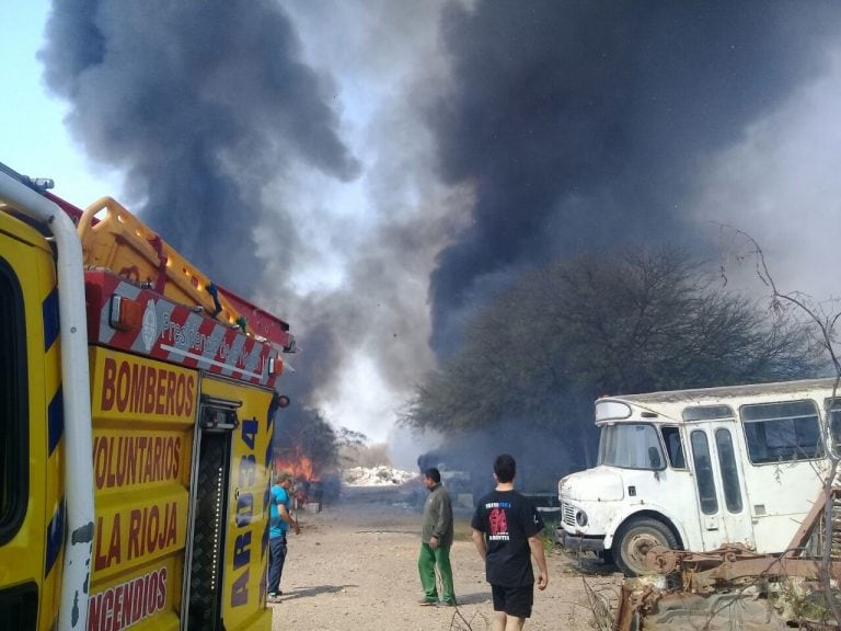 Incendio en depósito de recicladora