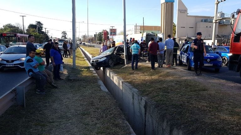 El accidente se registró en la Avenida La Voz del Interior y provocó largas filas en el lugar.