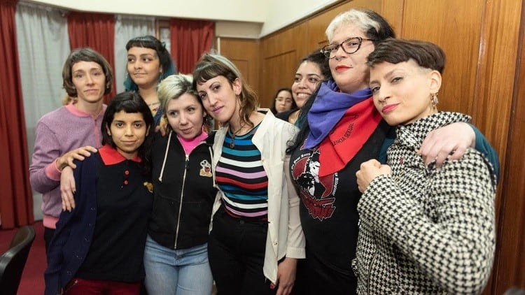 Las chicas atacadas, juntas (Foto: Adrián Escandar).