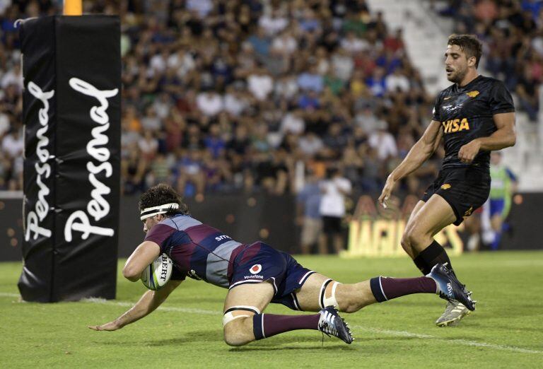 Liam Wright marca el segundo try. (Foto: JUAN MABROMATA/AFP)