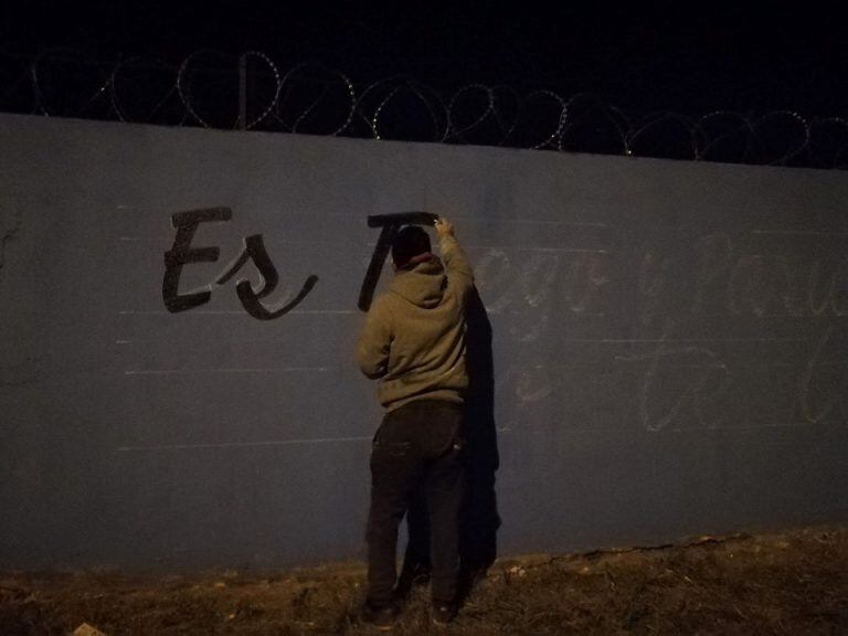 Hinchas de Belgrano pintaron el muro de la casa de Rodrigo en Argüello.