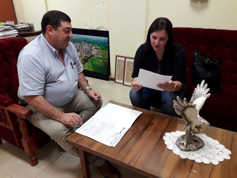 Edwin Riva junto con la presidente de la Junta Electoral de Monte Buey.