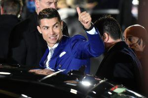 Real Madrid and Portugal's forward and winner of The Best FIFA Men’s Player of 2016 Award Cristiano Ronaldo gives a thumbs up as he leaves following The Best FIFA Football Awards 2016 ceremony, on January 9, 2017 in Zurich. / AFP PHOTO / MICHAEL BUHOLZER