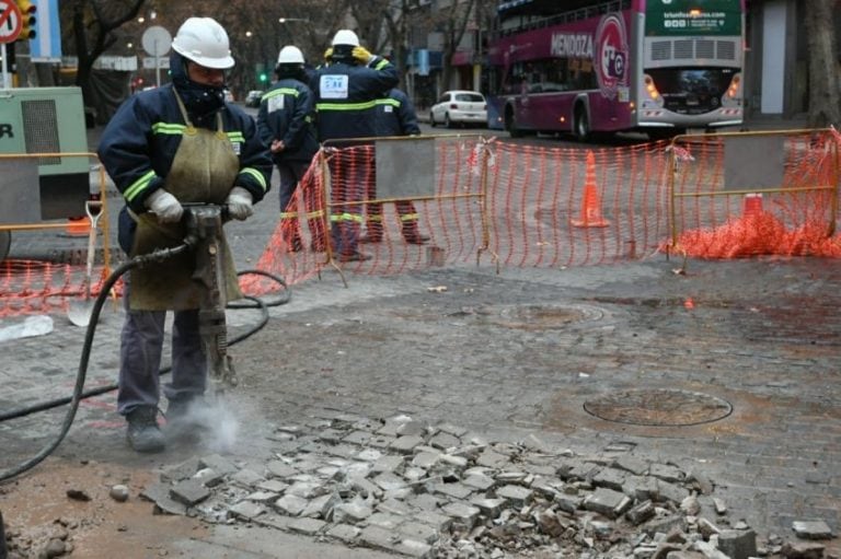 Operarios de Aguas Mendocinas trabajan en la calle San Martín