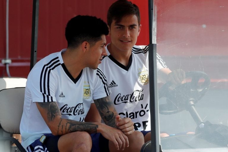 Enzo Pérez (izquierda) estará desde el arranque ante Nigeria tras superar una molestia en el glúteo.. (AP Photo/Ricardo Mazalan)