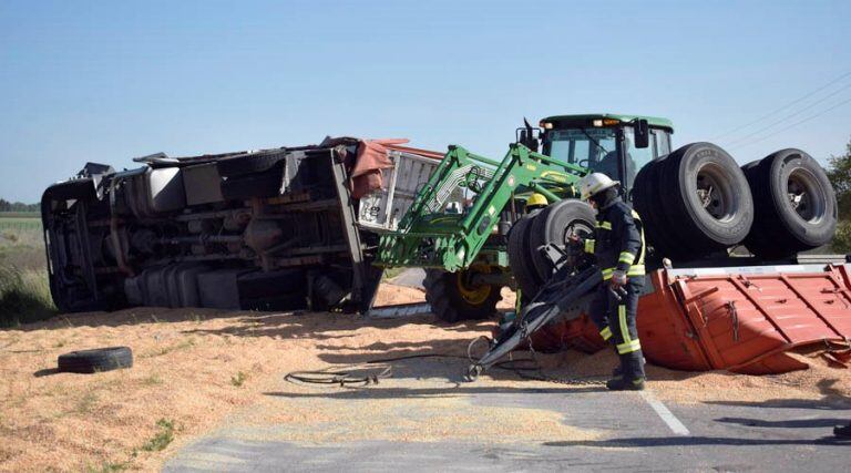 El acoplado volcado quedó cruzado en la ruta (Letra B)