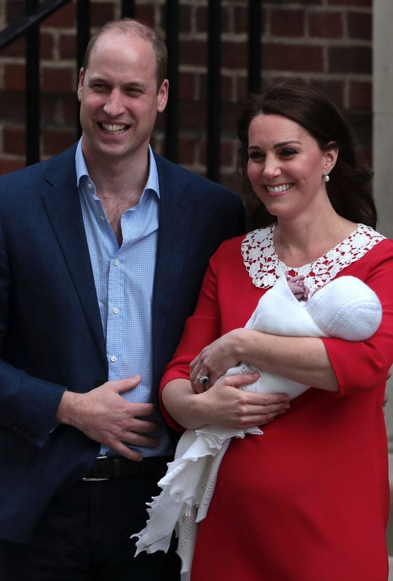 A horas de dar a luz, Kate Middleton y el príncipe Guillermo mostraron a su hijo.