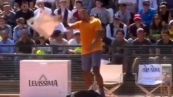 El momento en que Nick Kyrgios tira la silla (Foto: captura)