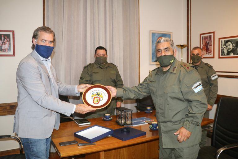 Autoridades de Gendarmería Nacional con el Intendente de Gualeguaychú.
Crédito: Prensa Municipal