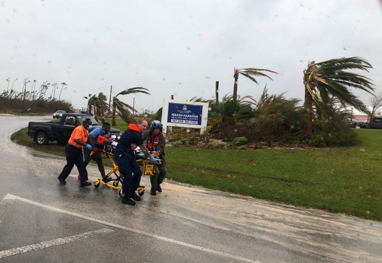 La Guardia Costera trasladó a 20 heridos un hospital. (AFP)