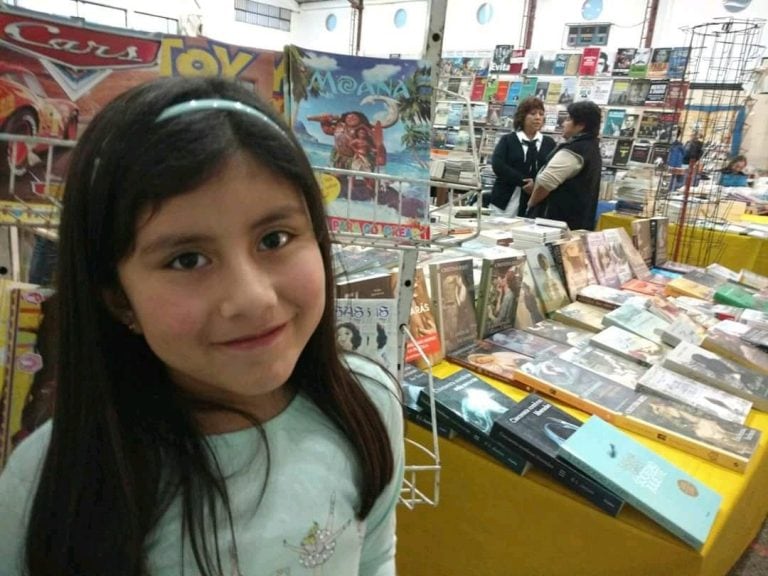 Lucía Burgos Valdez, una nena de 9 años, como la niña más lectora de la Provincia de Santa Cruz.