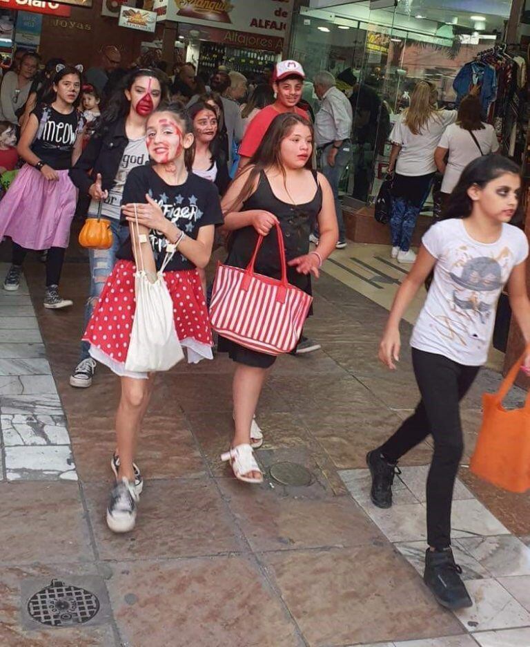 Niños y niñas de todas las edades caminando por la zona céntrica de la ciudad.