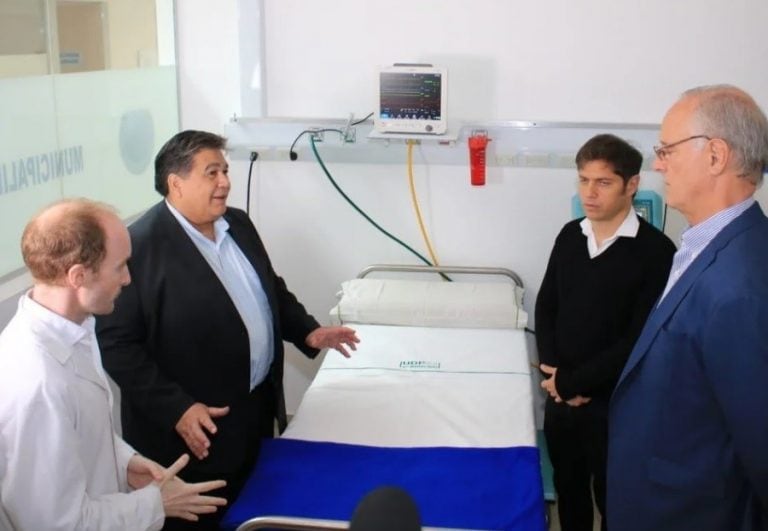 El intendente Mario Ishi, el gobernador Axel Kicillof y el ministro de Salud Daniel Gollán, en el hospital Caporaletti de José C. Paz. (Foto Clarín)