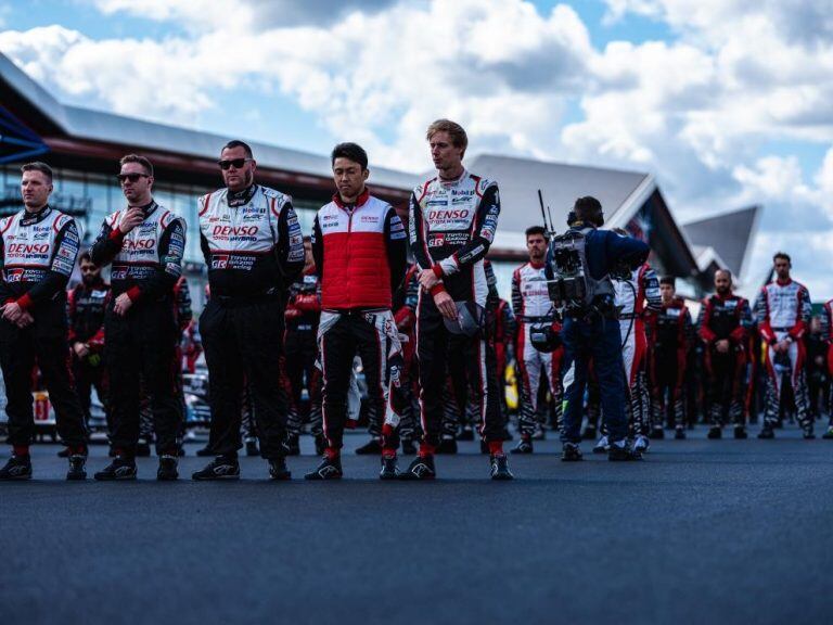 El minuto de silencio antes de la largada de las 4 Hs. de Silverstone, por la muerte del piloto francés Anthoine Hubert.