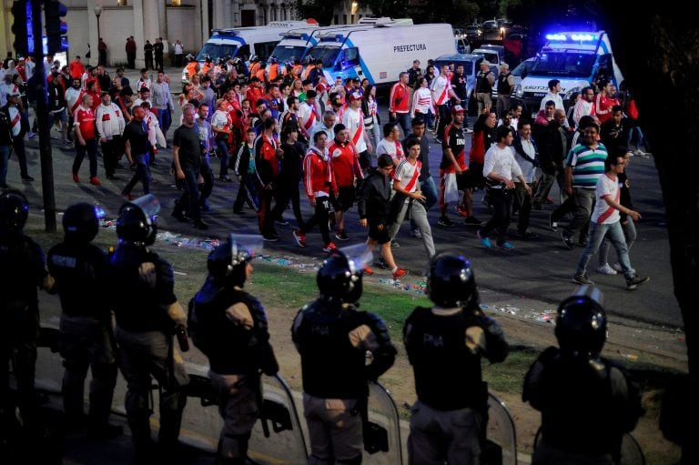 Simpatizantes de River luego de los incidentes y suspensión del partido el 24/11/2018.