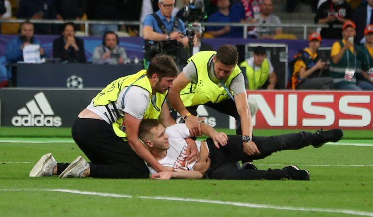 Un hincha ingresó al campo de juego