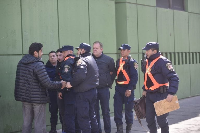 Violento cruce entre la Policía y Luz y Fuerza.