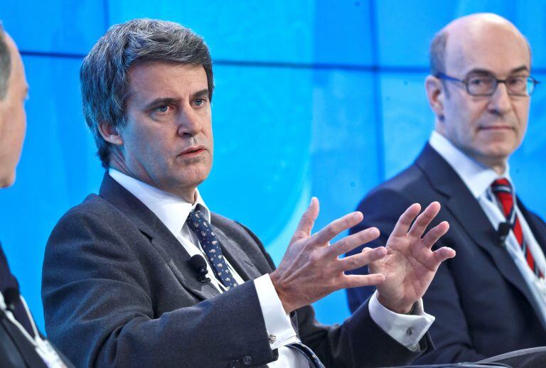 El ex ministro de Hacienda, Alfonso Prat-Gay, habla durante un panel "El dilema de la deuda global" mientras el profesor de la Universidad de Havard, Kenneth Rogoff, a la derecha, escucha en el Foro Económico Mundial en Davos, Suiza, en enero de 2016. Crédito: AP / Michel Euler.