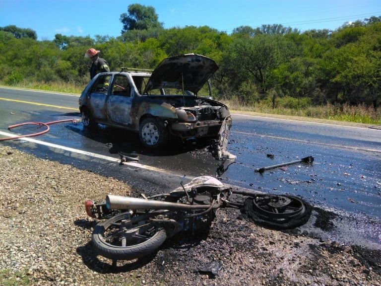 Los vehículos se dirigían en sentido contrario. Por el impacto, la moto y el auto se incendiaron .