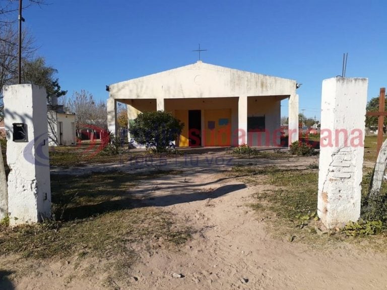 Robaron el portón de una humilde iglesia.