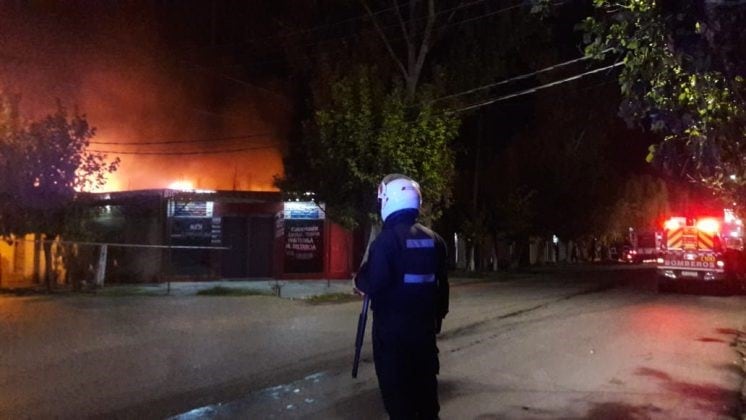 Personal policial y de bomberos trabajando en el lugar.