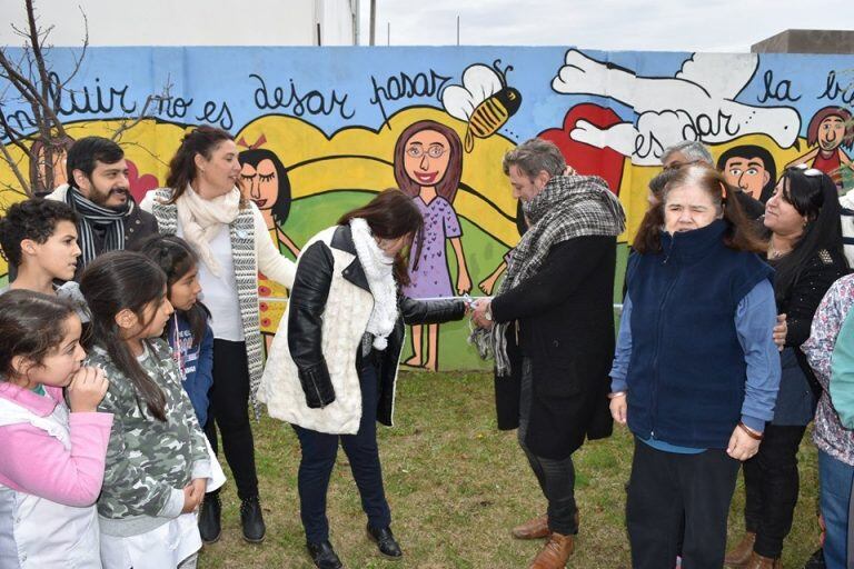 Corte de cintas inaugurando el Mural por la Inclusión