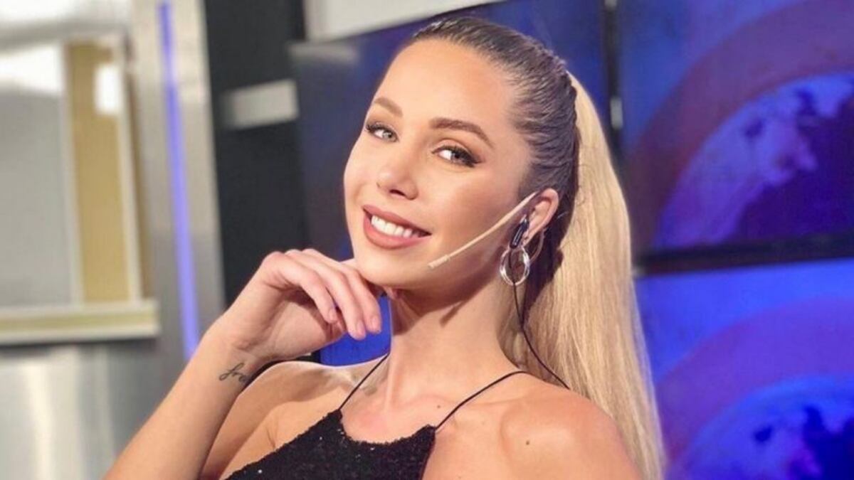 Romina Malaspina cautivó a sus seguidores arrodillada, frente al espejo y en ropa interior
