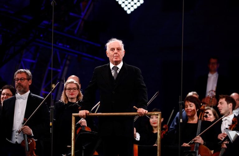 General music director of the Berlin State Opera Daniel Barenboim performs with the Staatskapelle orchestra during the public show for the 30th anniversary of the fall of the Berlin Wall, on November 9, 2019 at Brandenburg Gate (Brandenburger Tor) in Berlin. - Germany on Saturday celebrates 30 years since the fall of the Berlin Wall ushered in the end of communism and national reunification, as the Western alliance that secured those achievements is increasingly called into question. (Photo by MICHELE TANTUSSI / AFP)