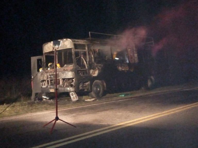 Incendio en la ruta de un motorhome que se dirigía al Rally de Casilda.