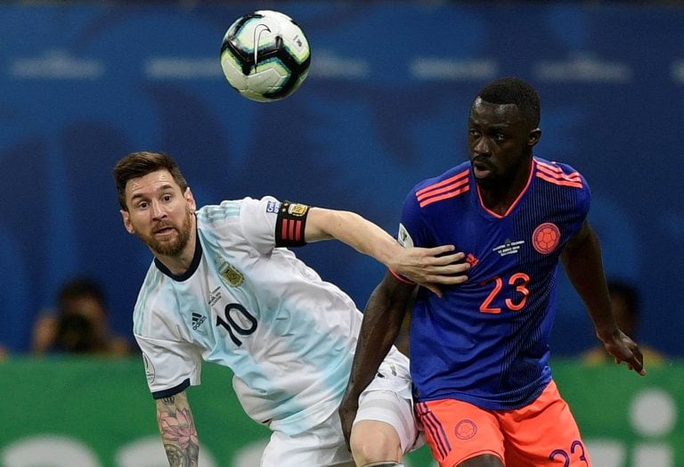 Lionel Messi y Davinson Sánchez disputando la pelota (Foto: Juan Mambromata/AFP).