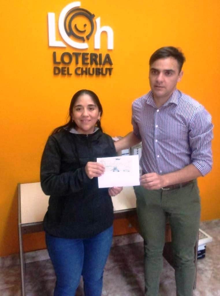 La entrega del premio del Telebingo Chubutense.