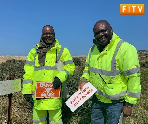 Imagen de la televisión local de las islas, en la que especialistas de Zimbabwe muestran algunos de los carteles que antes advertían sobre la peligrosidad de los lugares donde yacían minas enterradas.