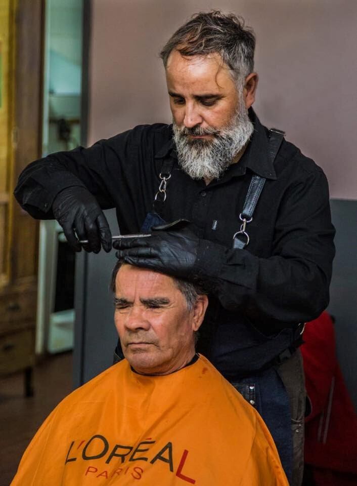 Los estudiantes de barbería y peluquería de Studio 86. escuela de emprendedores, les cortaron el pelo y embellecieron a los abuelos del Padre Lamónaca.