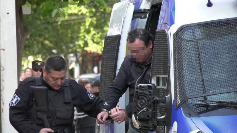 Los detenidos por la causa de estafa inmobiliaria desfilaron este jueves por los tribunales de Venado Tuerto. (Venado 24)