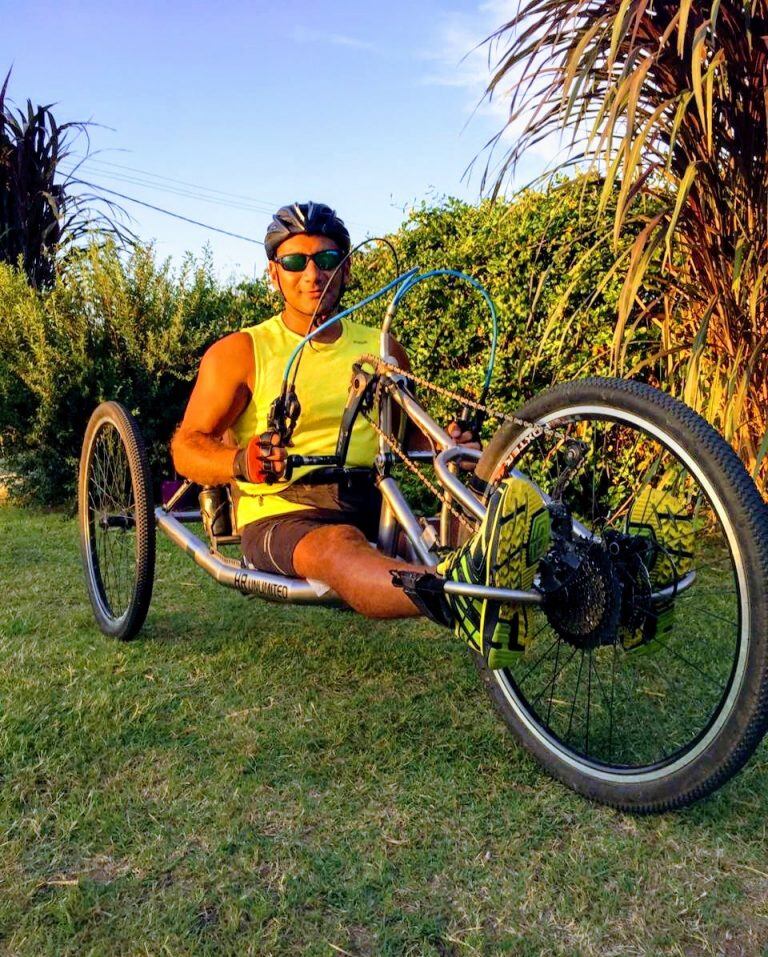 Santiago Gutiérrez en su hadbike.