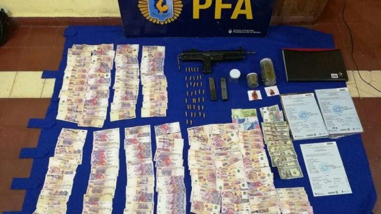 Secuestraron cocaína, marihuana, una ametralladora, autómoviles y 60.000 pesos. (Gentileza: Policía Federal Argentina)