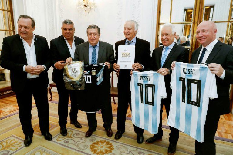 El ministro de Turismo de Argentina, Gustavo Santos; el presidente de la Asociación de fútbol de Argentina (AFA) Claudio Tapia; el embajador de Argentina Federico Ramón Puerta; el coordinador del programa " Fútbol para Todos", Fernando Marín; el presidente del Club Racing de Avellaneda, Victor Blanco, y el secretario de Deportes de Argentina, Carlos McAllister de izda a dcha, durante la rueda de prensa ofrecida con motivo del lanzamiento de la postulación conjunta de Argentina, Paraguay y Uruguay para organizar el Mundial de 2030. EFE/Emilio Naranjo