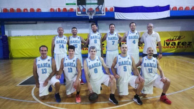 Bahía Blanca Campeón Provincial de Maxibásquet. parados, desde la izquierda, Diego Costa, Damián Grill, Christian Kiessling, Martín Faelis, Luciano Mussini y Andrés Iannamico (DT). Abajo, desde la izquierda, Fernando Temporelli, Mariano Trellini, Eddie Pallottini, Hernán Soria y Pablo Amigo.  Foto: gentileza Eddie Pallottini. Ausentes Pablo De Cascos, Alejandro Chotard y Julián Simone.