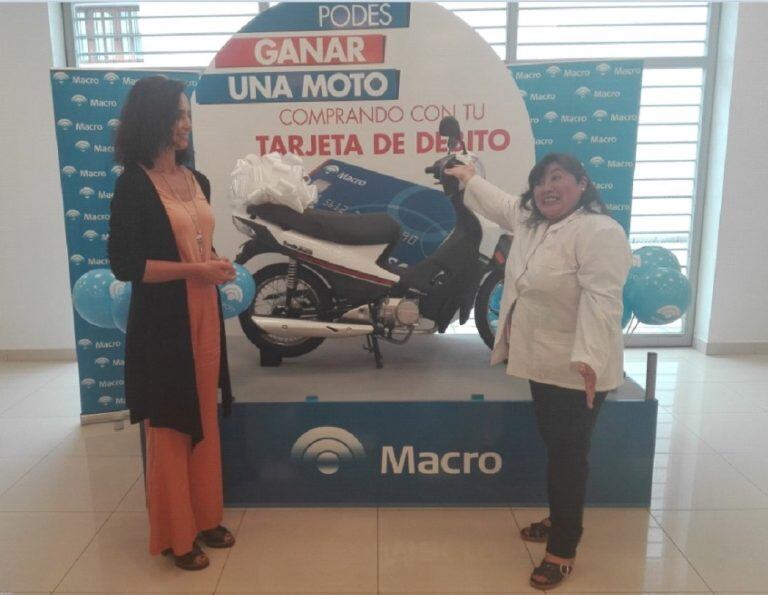 La gerente de la sucursal Jujuy del banco Macro, Andrea Madariaga, entregó la motocicleta a la cliente Susana Cristina Maidana.